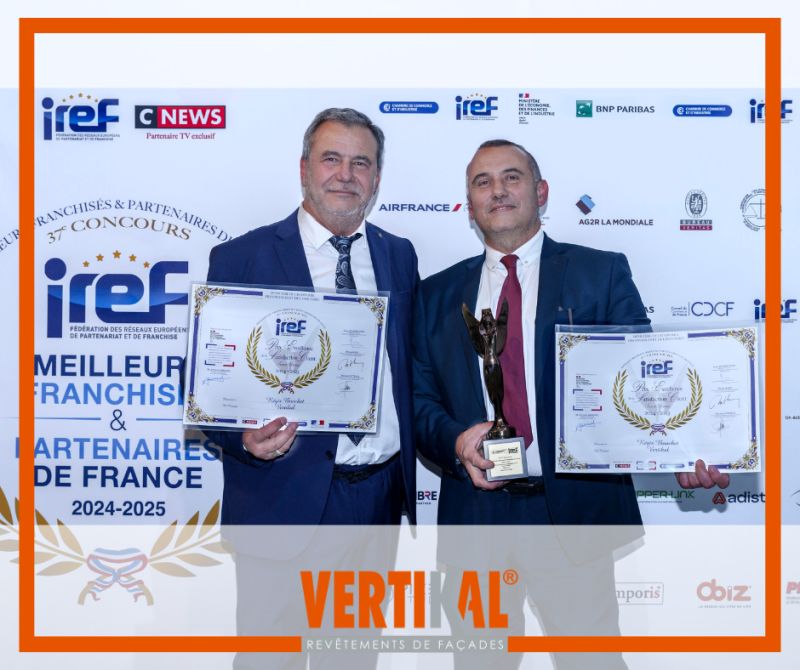 Deux hommes tenant des trophées et des certificats lors d'un événement.