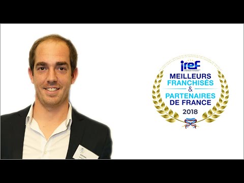 Homme souriant, badge, médaille, iief, 2018