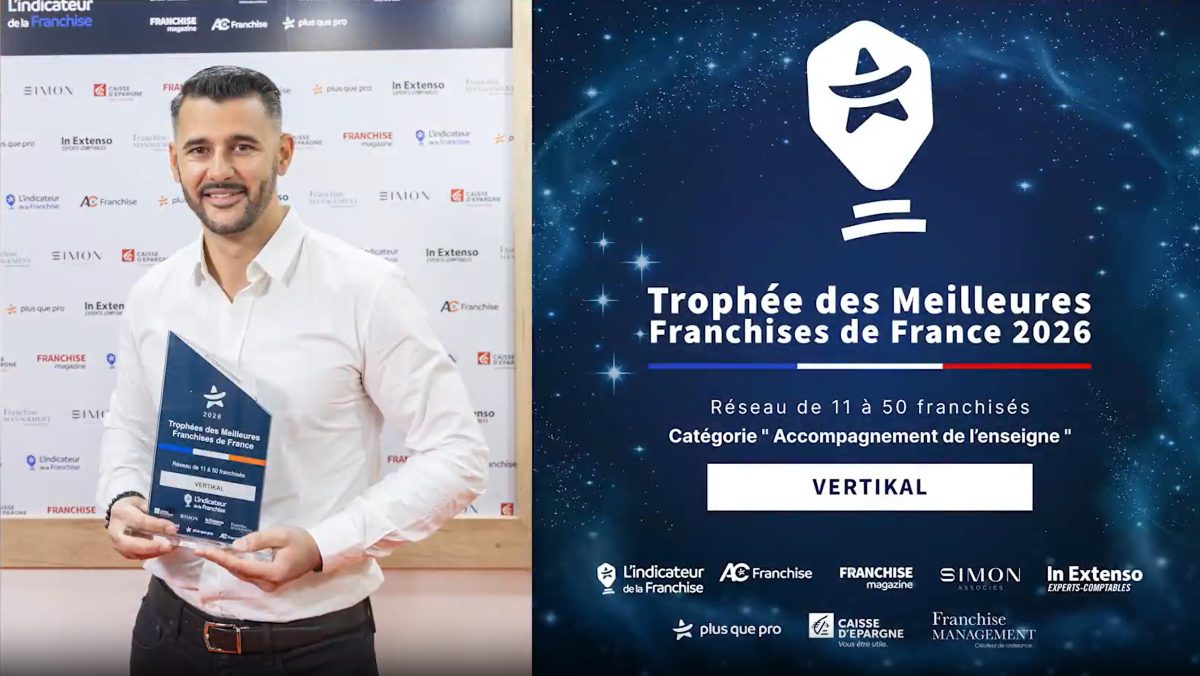 Homme tenant le trophée Vertikal des Meilleures Franchises de France 2026