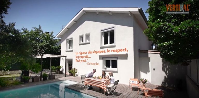 Maison avec piscine et terrasse, trois personnes à table